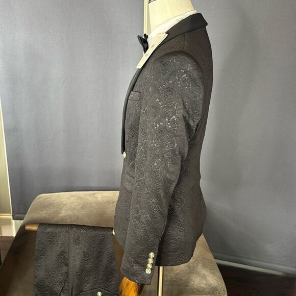 Men’s Black Floral Suit Tuxedo 3 Piece Shawl Lapel Size 34 Jacket 31 Pants NWT - Picture 3 of 15